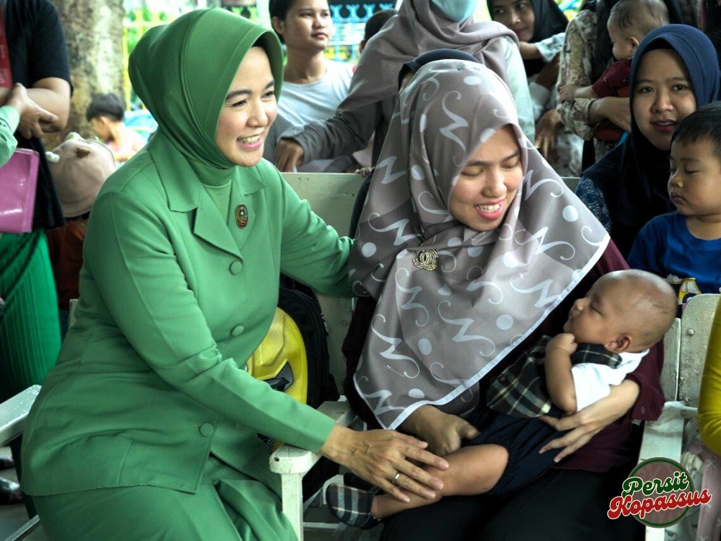 Antrian pasien di Posyandu Bungur IV Kopassus